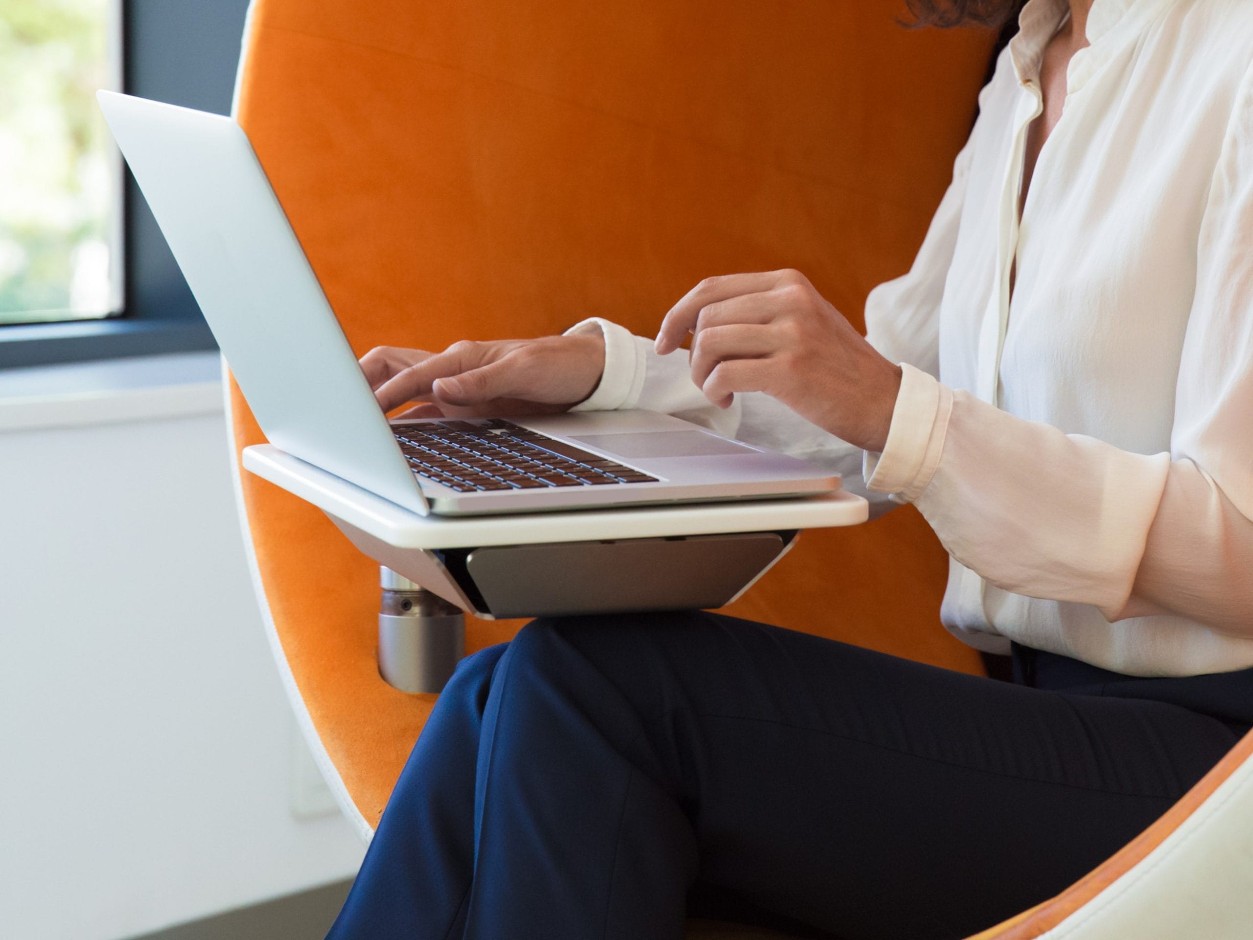 ernstige-zekere-onderneemster-die-aan-computer-werkt-Freepik